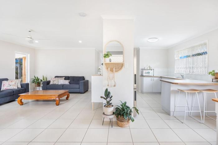 Bay Breeze - Easygoing Beachside Living for Families