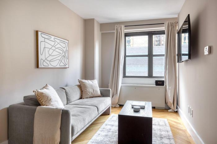 UES 1br w gym doorman walk to central park NYC-1332