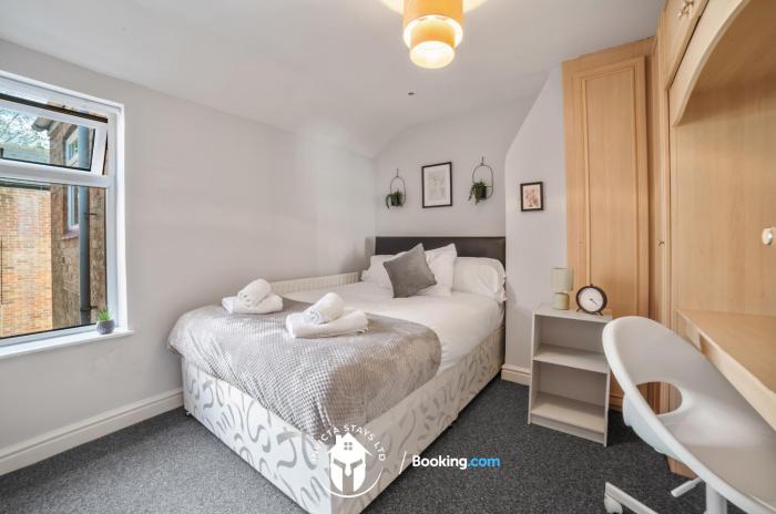 Last-Minute Specials l Exclusive Deal on 3 Bed Flat in City Centre l Sleeps 6 l Free WIFI & Parking l Desks & Netflix l IV stays Short Lets