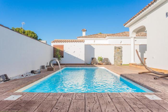 VILLA DE LUJO CLIMATIZADA. PISCINA Y JARDIN PRIVADO