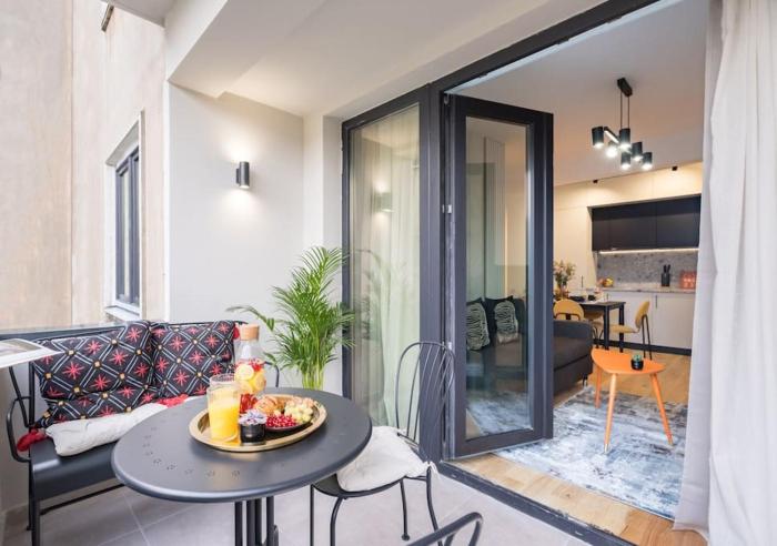 Sunny 2BR Flat - Top Location - Charming Balcony