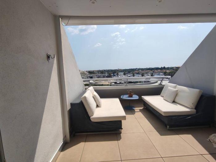 Appartement 323, Port Ambonne