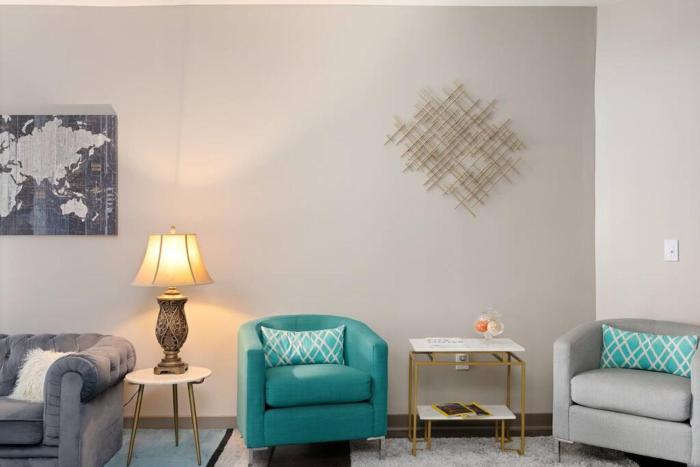 DT Charm Apt with Pool,Gym,Wine,WKSpace, Free Parking