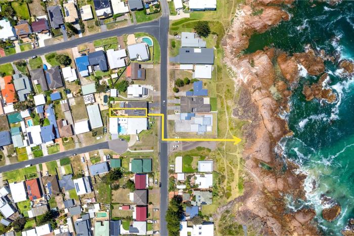 Bel Air, 8A Ocean Ave - pet friendly, water views and air con