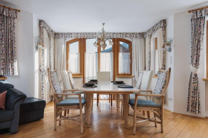 Alpenvilla Large Family Apartment - by Familiaris- Pools 500 meters