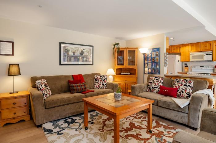 2BR in Valhalla, Whistler Village, Complex Hot Tub, Gas Fireplace, Parking, Gondola Shuttle