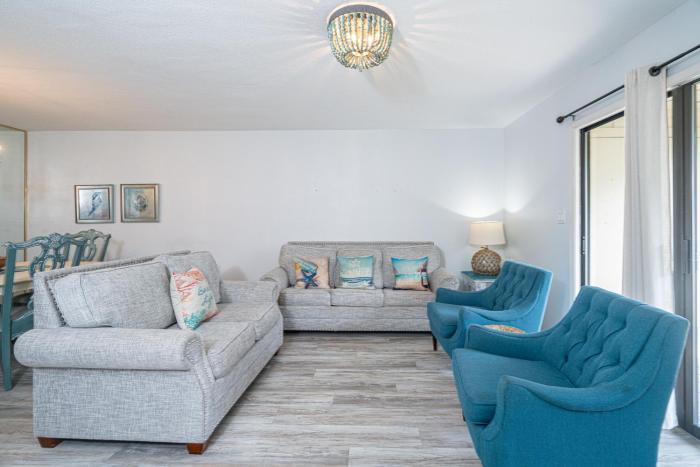 Cozy Beach Oasis 2 Bdrm Condo in Destin