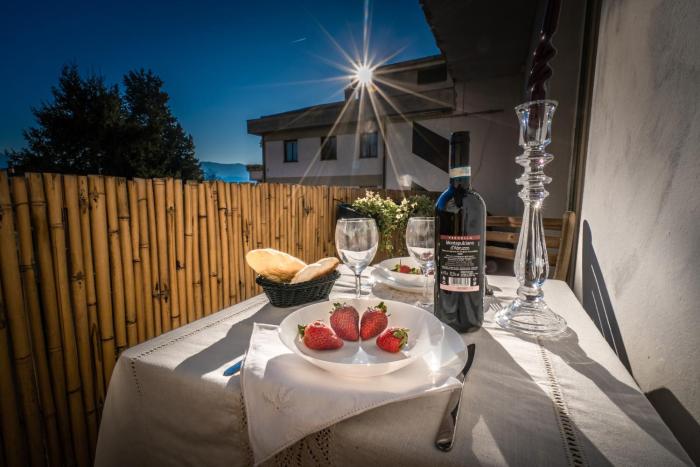 Welcome to Casa di Lucca - Your Friendly Retreat with Terrace and Parking
