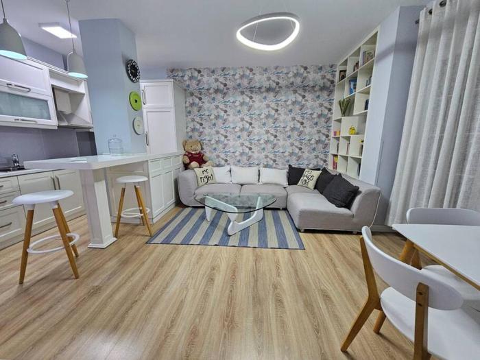 Central apartment with balcony 1