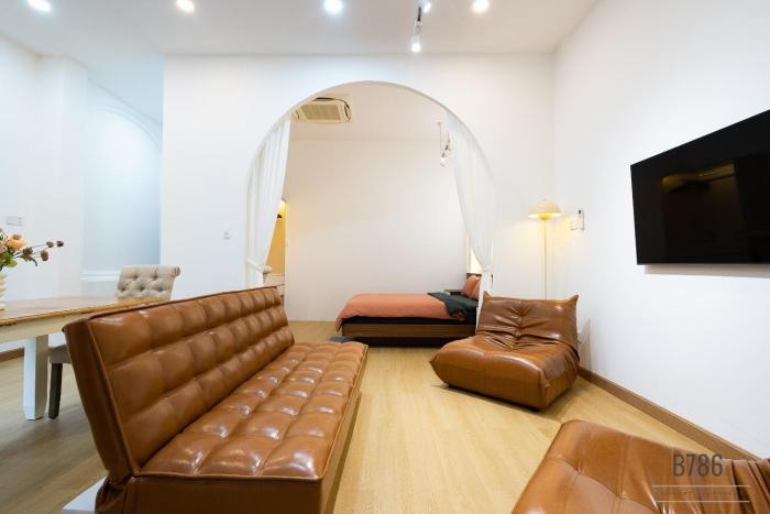 B786 Airport Homestay