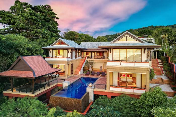 Seaview 5BR Pool Villa Apsara, Free Breakfast and Full Service, 5 min walk to Kata Beach