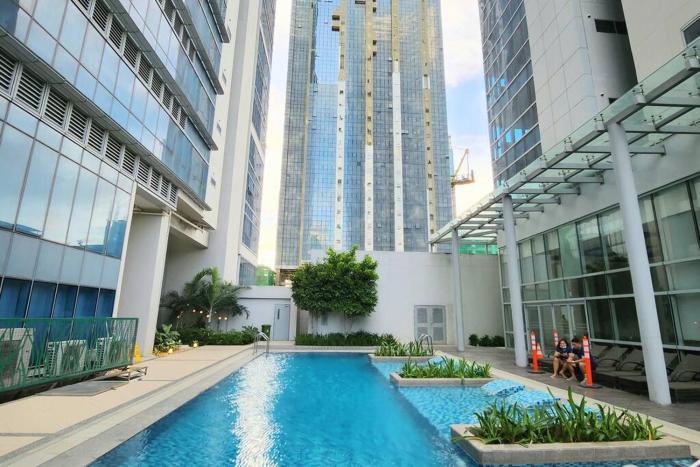 BGC Cosy Spacious 1BR Uptown Parksuites with Balcony