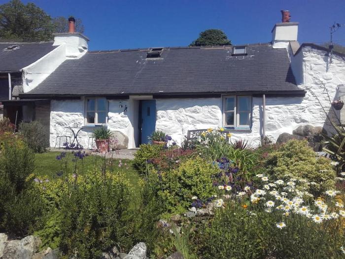 Traditional stone cottage with sea views in Snowdonia National Park