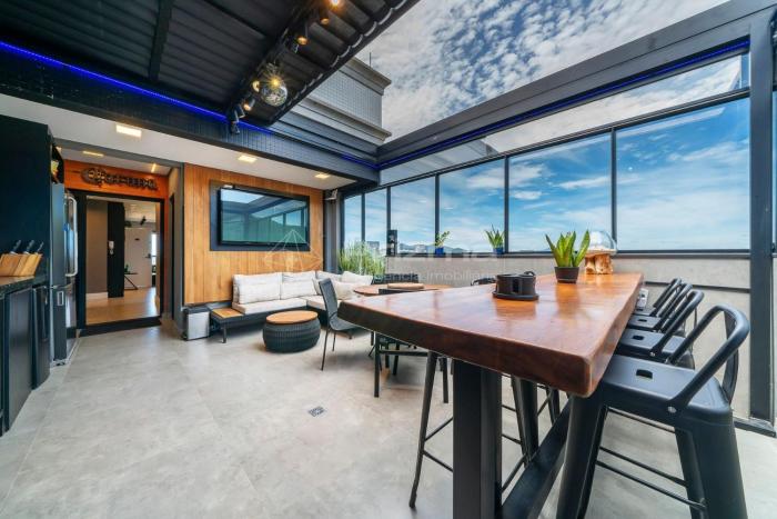 Excelente Cobertura Duplex de Alto Padrão na praia de Mariscal.