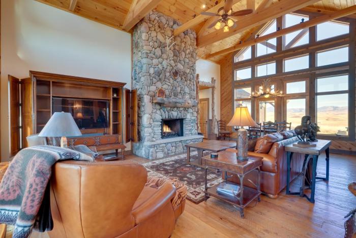 Free Spirit Ranch w Hot Tub & Mountain Views