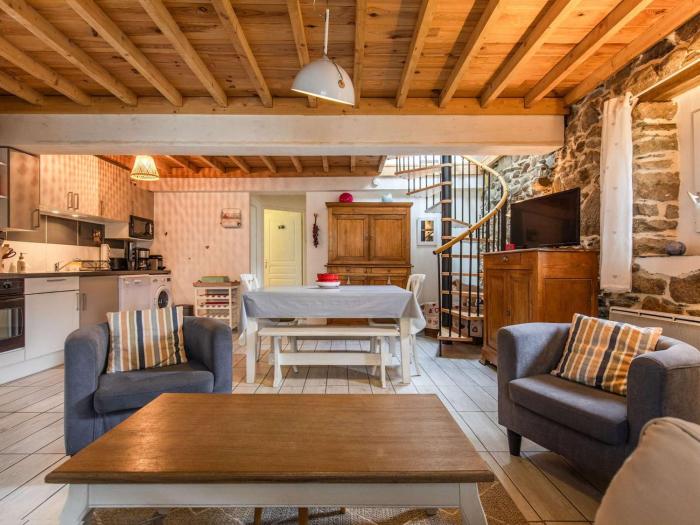 Bergerie Pyrénéenne Rénovée - 4 Chambres - 8 Pers. - Jardin - Stationnement Public - 3 Stations de Ski - FR-1-402-132