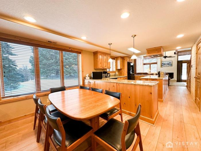 Silver Star Ski Retreat W Private Hot Tub!