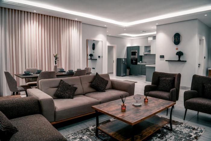 شقة فاخرة بصالة وثلاث غرف نوم