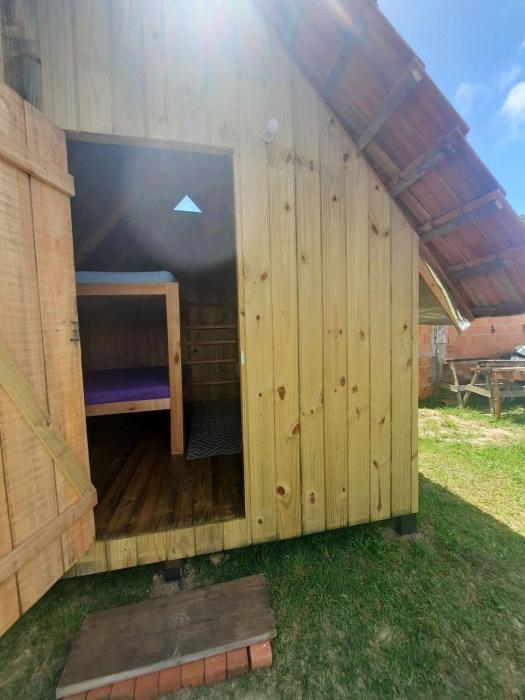 Cabana com Ar condicionado e area de cozinha e banheiro compartilhado a 10 minutos do Parque Beto Carrero