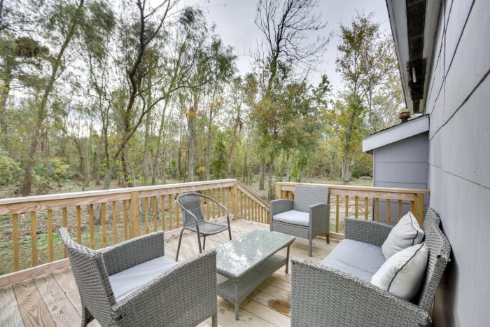 Deck, Yard and Outdoor Dining Destrehan Getaway!