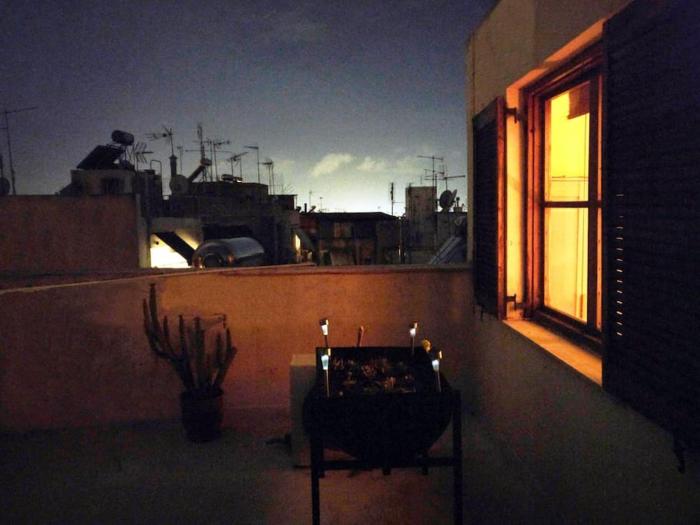 Central sunny 25sq flat, 6th floor