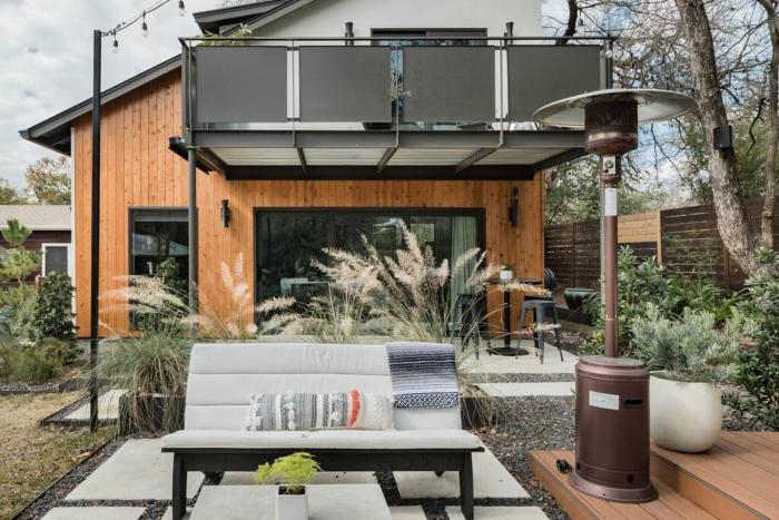 Cozy Bungalow Retreat Walking Distance to Downtown