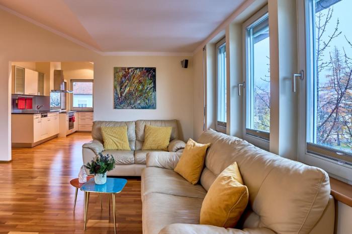 Große exklusive Wohnung mit Balkon und fantastischer Aussicht auf die Bergwelt inkl privatem Parkplatz mit E-Ladestation