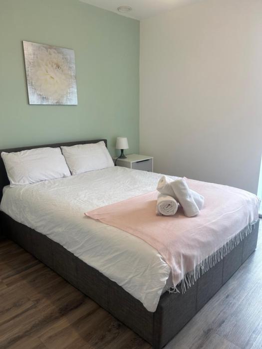 Modern 2BR Sleeps 4 Easy Access to City Centre