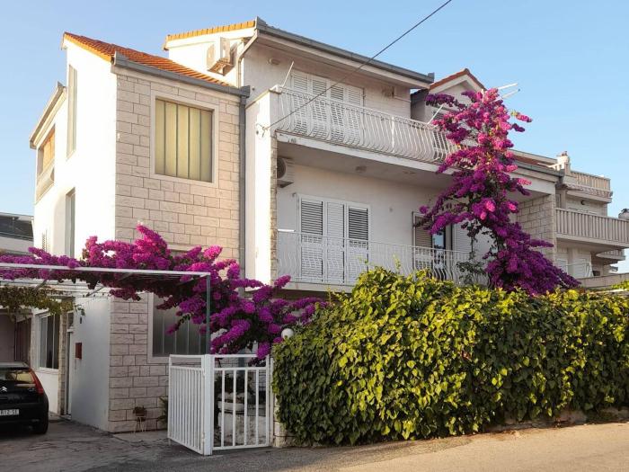 Apartments with parking space Split - 22101