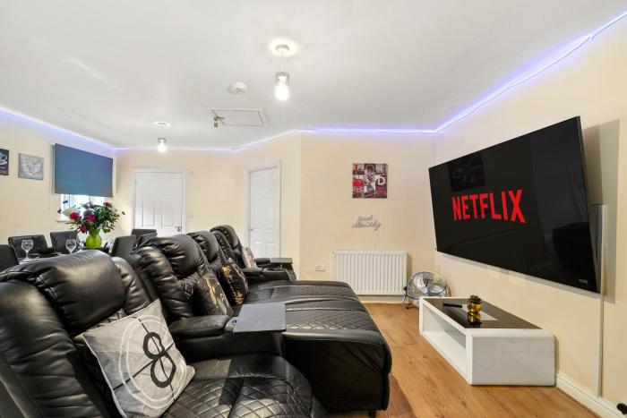 Lt Properties Unique Bungalow style Spacious one bedroom Apartment in Luton Town centre super size round bed Netflix
