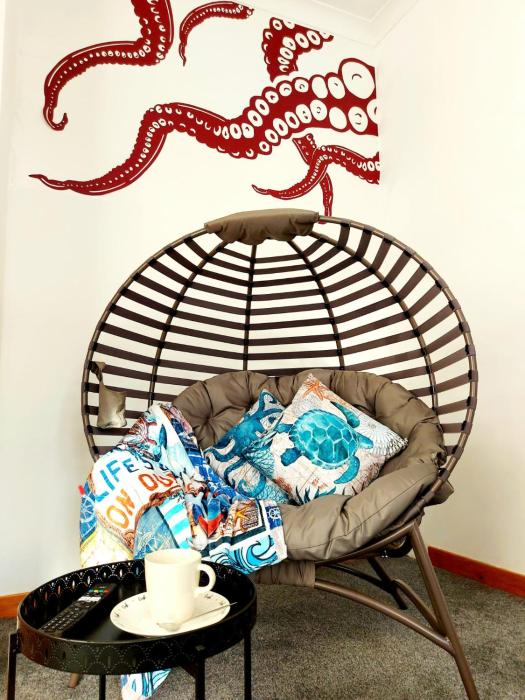 The Octopus - at Largs Town Centre with Private Parking