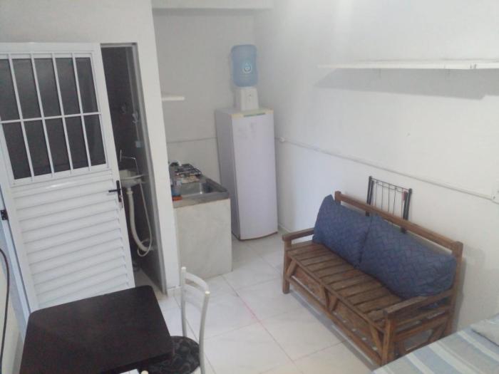 Kitnet tipo studio cozinha e banheiro privativos Bombinhas