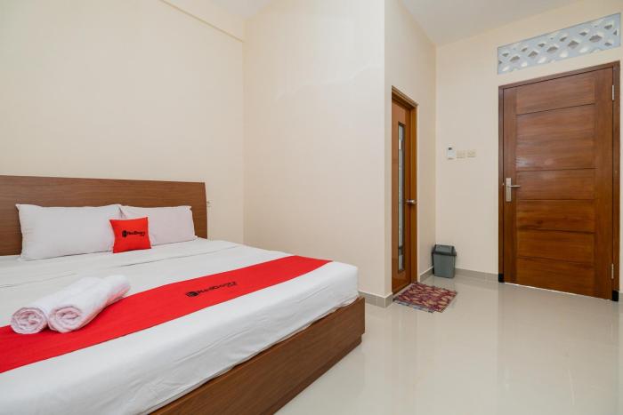RedDoorz Syariah near Batu Night Spectacular