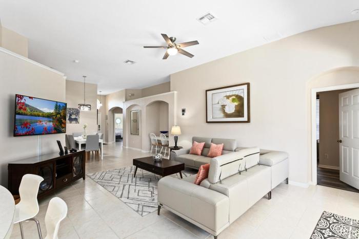 South Facing Pool 4 Bedroom 3 Bath Villa