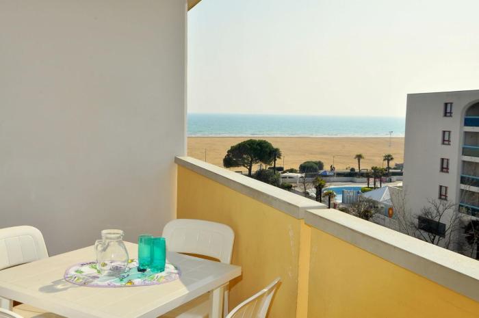 Enjoy our colorful flat with sea view - Beahost