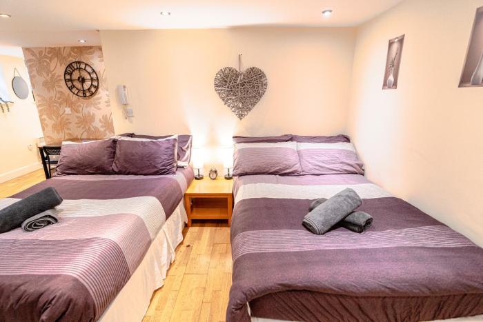 Large studio 2min to hendon Central Station