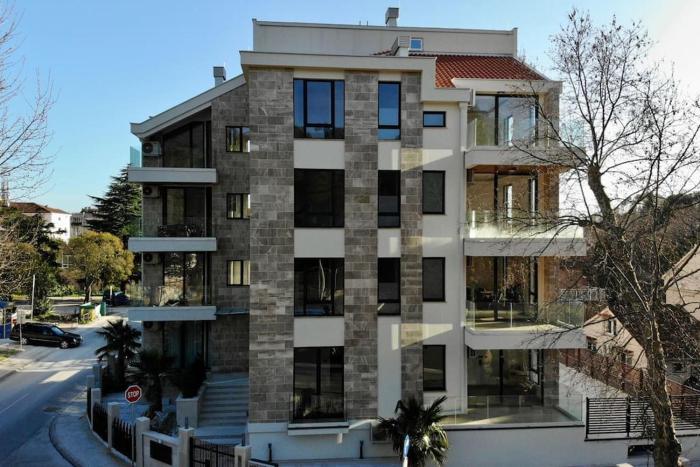 Park Residence 7 - 1 br & Parking at Tivat Center