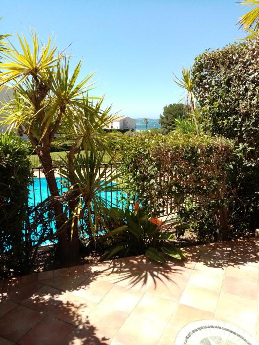 T2 DANS DOMAINE PRIVE PISCINE TENNIS PARC PARC AQUATIQUE VUE MER ET PLAGE