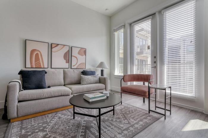 Highlands 2BR w Pool WD Gym vibrant area ATX-198