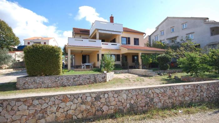 Apartments with parking space Njivice - Krk - 21728