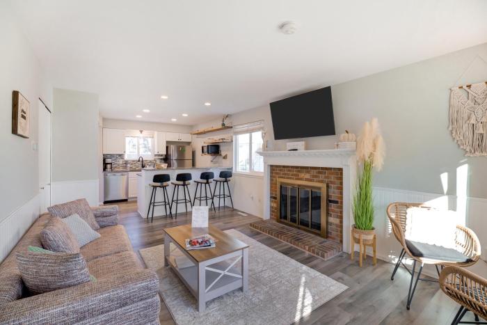 Cozy 2BR Townhome - 1 and a Half Bath - Sleeps 5 - Walk to Old Town Arvada