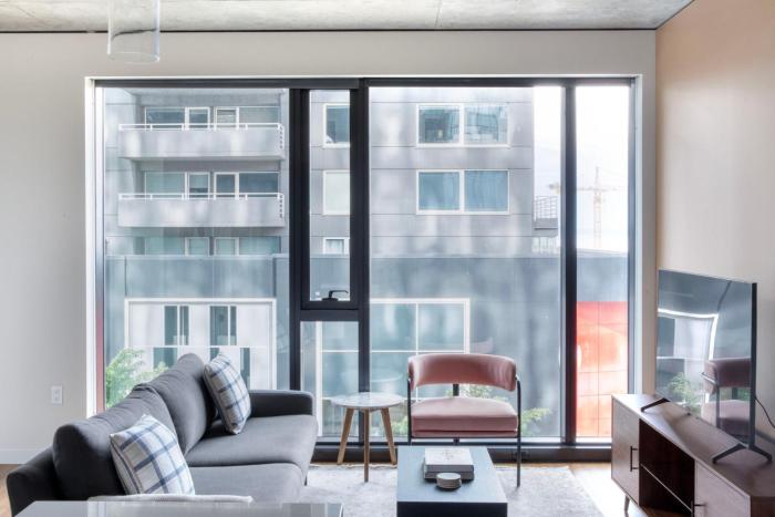 Downtown 1br w gym yoga rooftop nr shops SEA-597