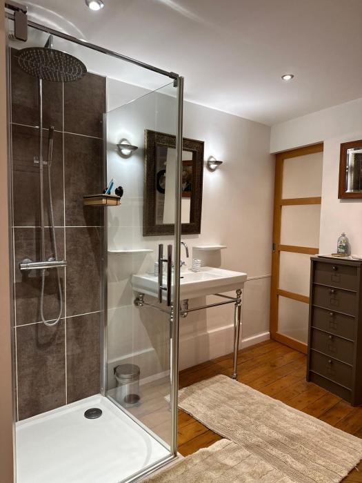 Chambre de charme au coeur du vieux Valence -Confort & Calme