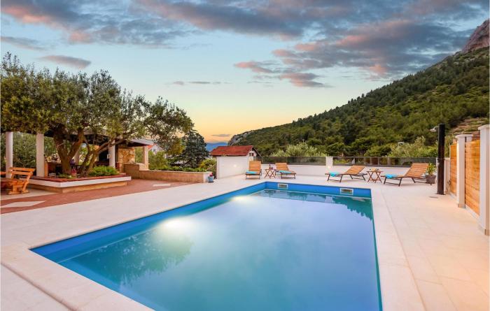 Gorgeous Apartment In Klek With Wifi