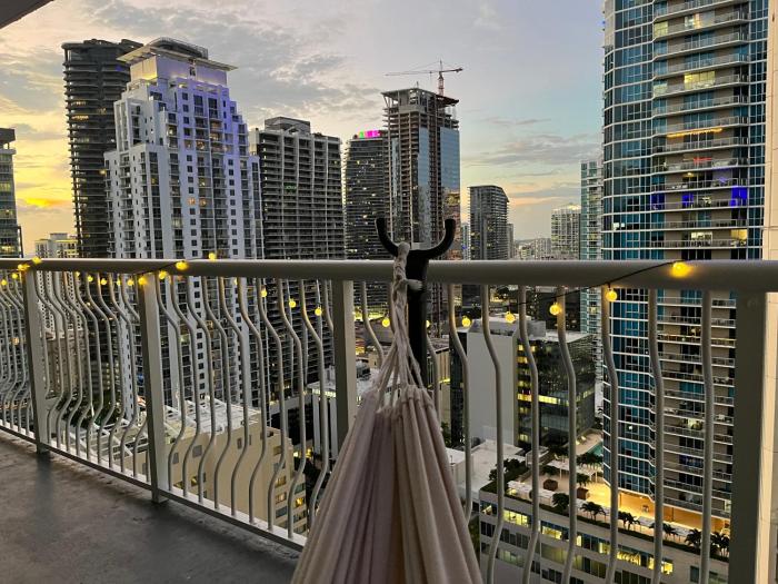 City & Sea View+FREE Parking Modern Condo