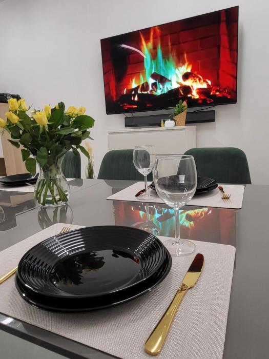Przestronny Luksusowy Apartament, Klimatyzacja, Duży Parking, Zameldowanie 24h, 2 sypialnie, salon, kuchnia, pralnia, monitoring, 95mkw