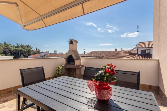 Apartments with parking space Porec - 22124