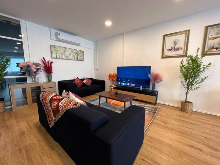 Roof Top 4BR Top Private Floor, china town, center