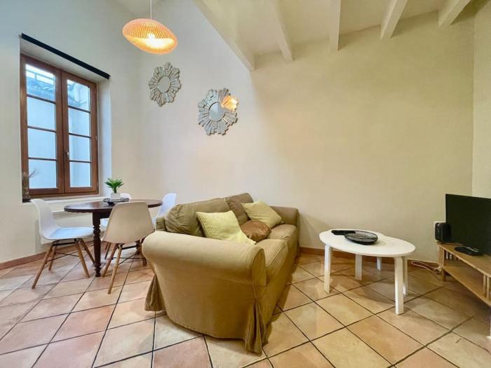 La Traverse - au pied de la Cité Médiévale - Clim et terrasse