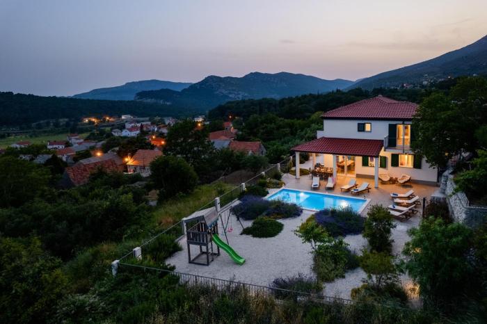Villa Belina: 4 ensuite bedrooms, game room, heated pool, sauna & gym